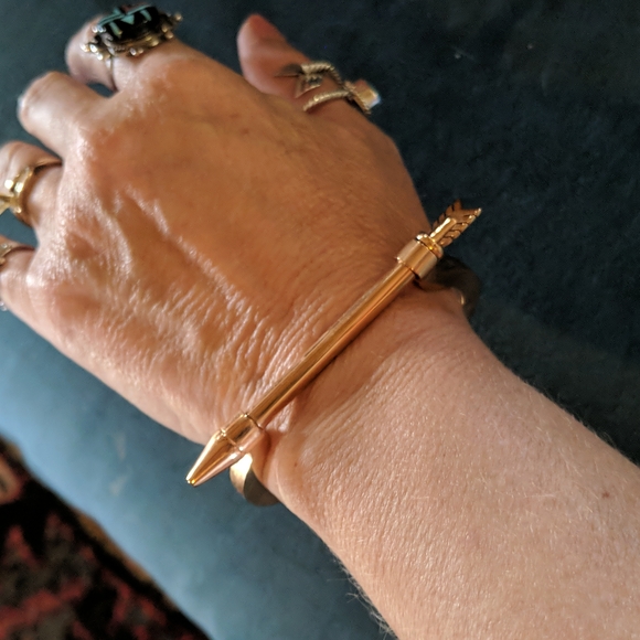 Copper toned arrow cuff bracelet - Picture 4 of 5
